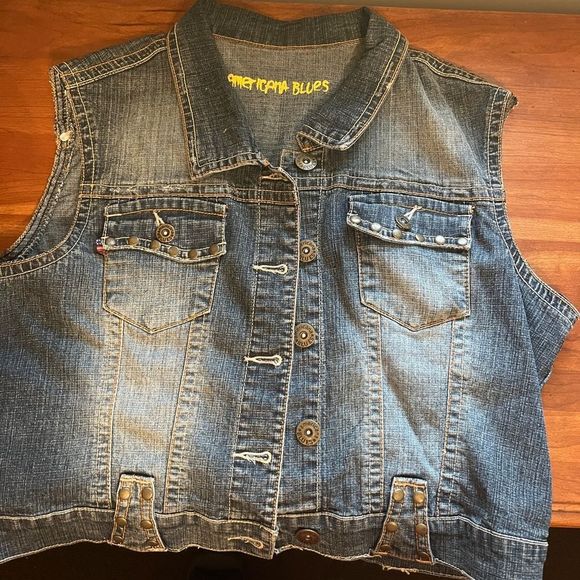 AMERICANA BLUES CROP DENIM JACKET WIT RIVET DETAILS SIZE M - Picture 1 of 6